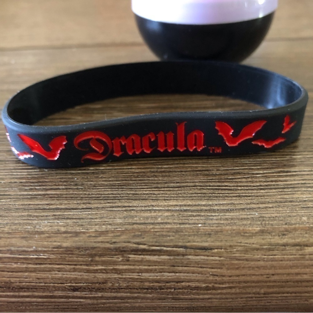 Universal Monsters Mystery Capsule: Dracula rubber bracelet - Picture 2 of 2